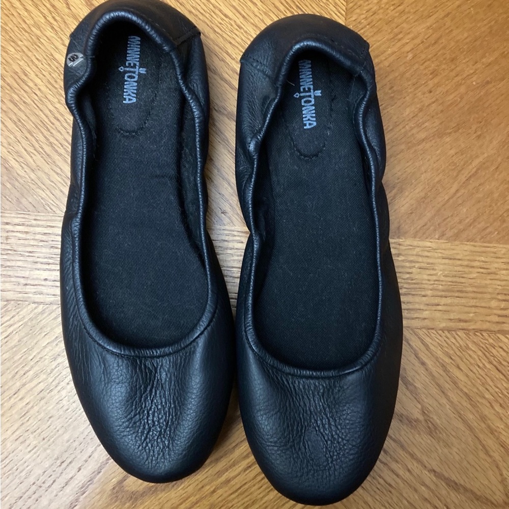 New Without Tags: Women’s Minnetonka Black Leather Flats size 8